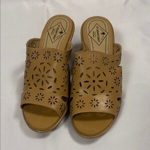 St. John's Bay Light Tan Floral Cutout Sandals 7.5 Women